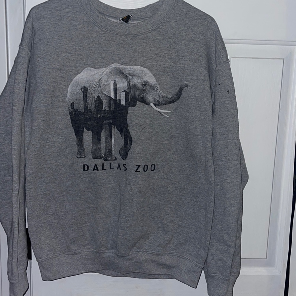 Crew neck elephant and skyline picture Dallas zoo